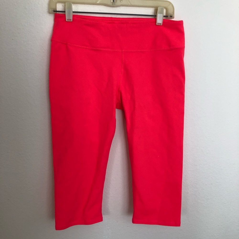 Fabletics Hot Pink Cropped Leggings (Medium)
